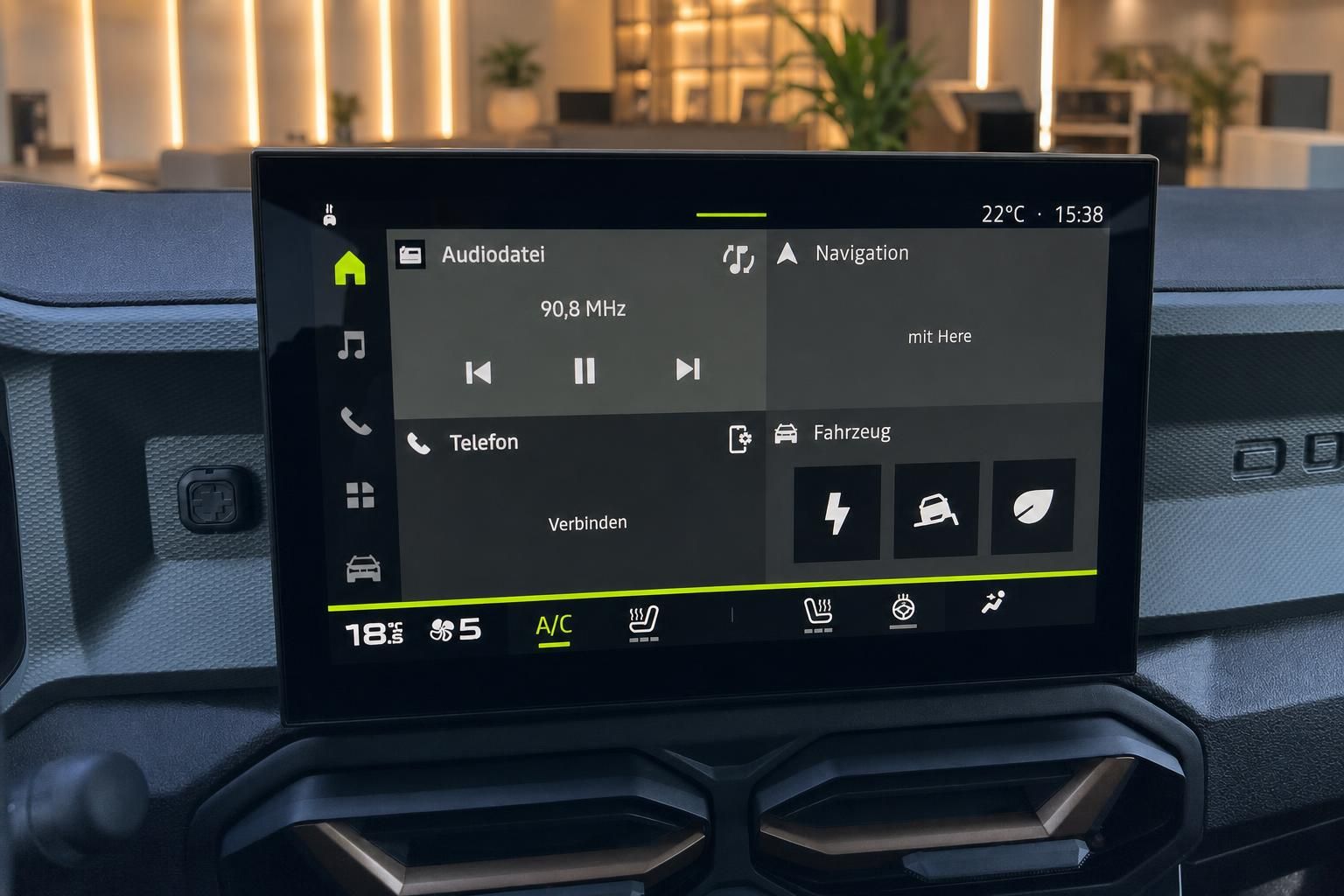 Fahrzeug Infotainment-Display mit Navigation, Audio und Klimasteuerung