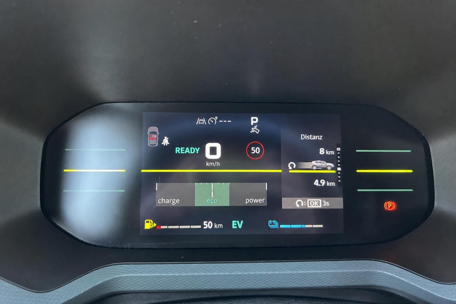 Digitales Kombiinstrument eines Elektrofahrzeugs mit Ladeanzeige und Fahrmodi