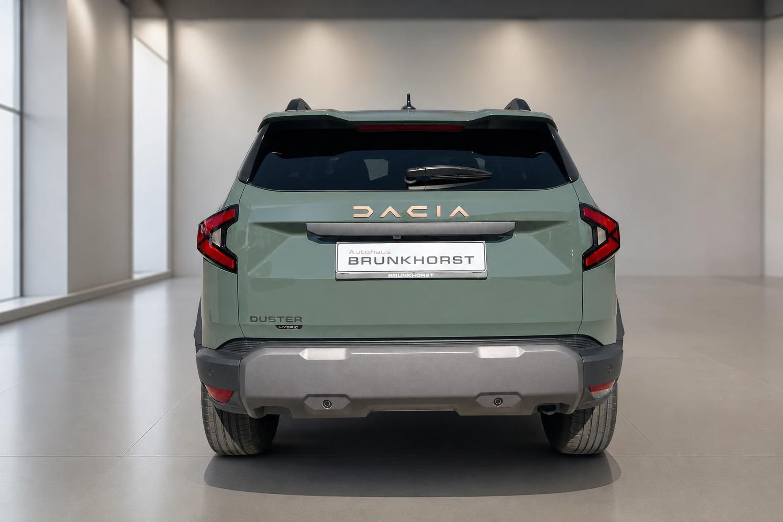 Dacia Duster SUV Heckansicht in grün im Autohaus Brunkhorst Showroom