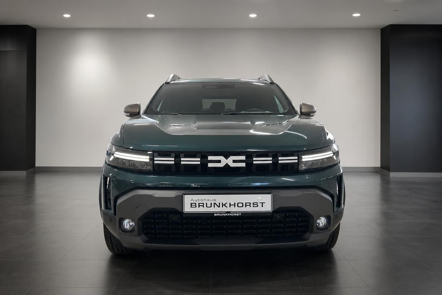 Dacia Duster SUV Frontansicht in grün im Autohaus Brunkhorst Showroom