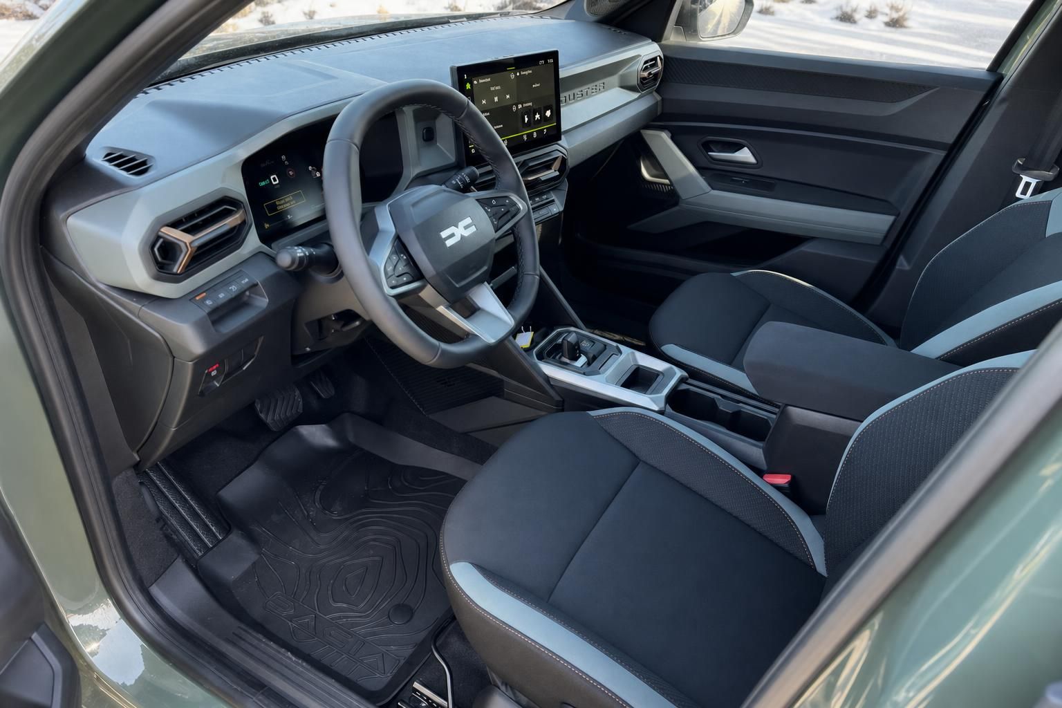 Dacia Duster Innenraum mit Cockpit, Lenkrad und Touchscreen-Display