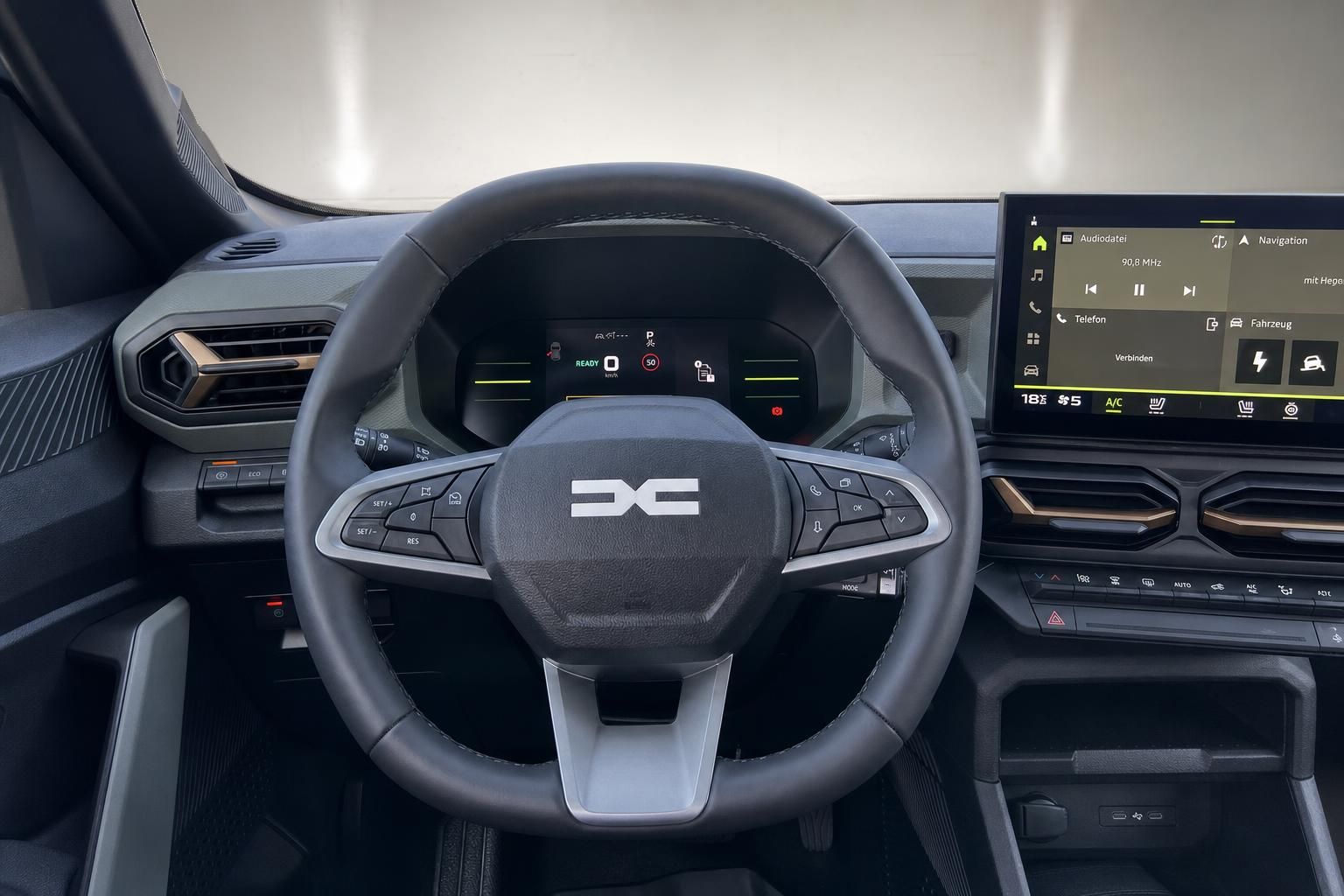 Cockpit-Ansicht mit Lenkrad, Tacho und Infotainment-Display in modernem Fahrzeug