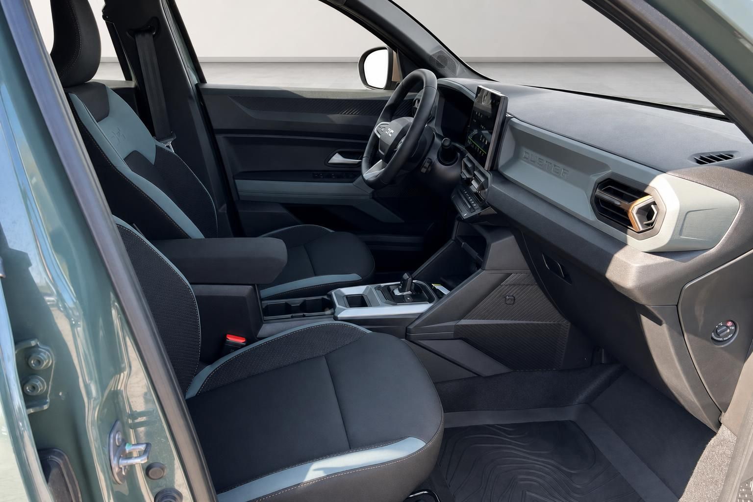 Innenraum Dacia Duster mit schwarzem Armaturenbrett, Sitzen und modernem Display