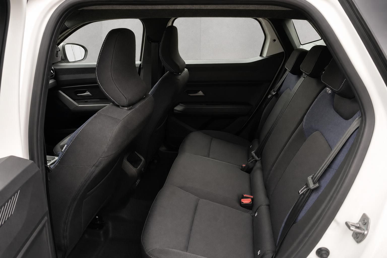 Geräumiger Fahrzeuginnenraum mit schwarzen Rücksitzen und modernem Interieur Design
