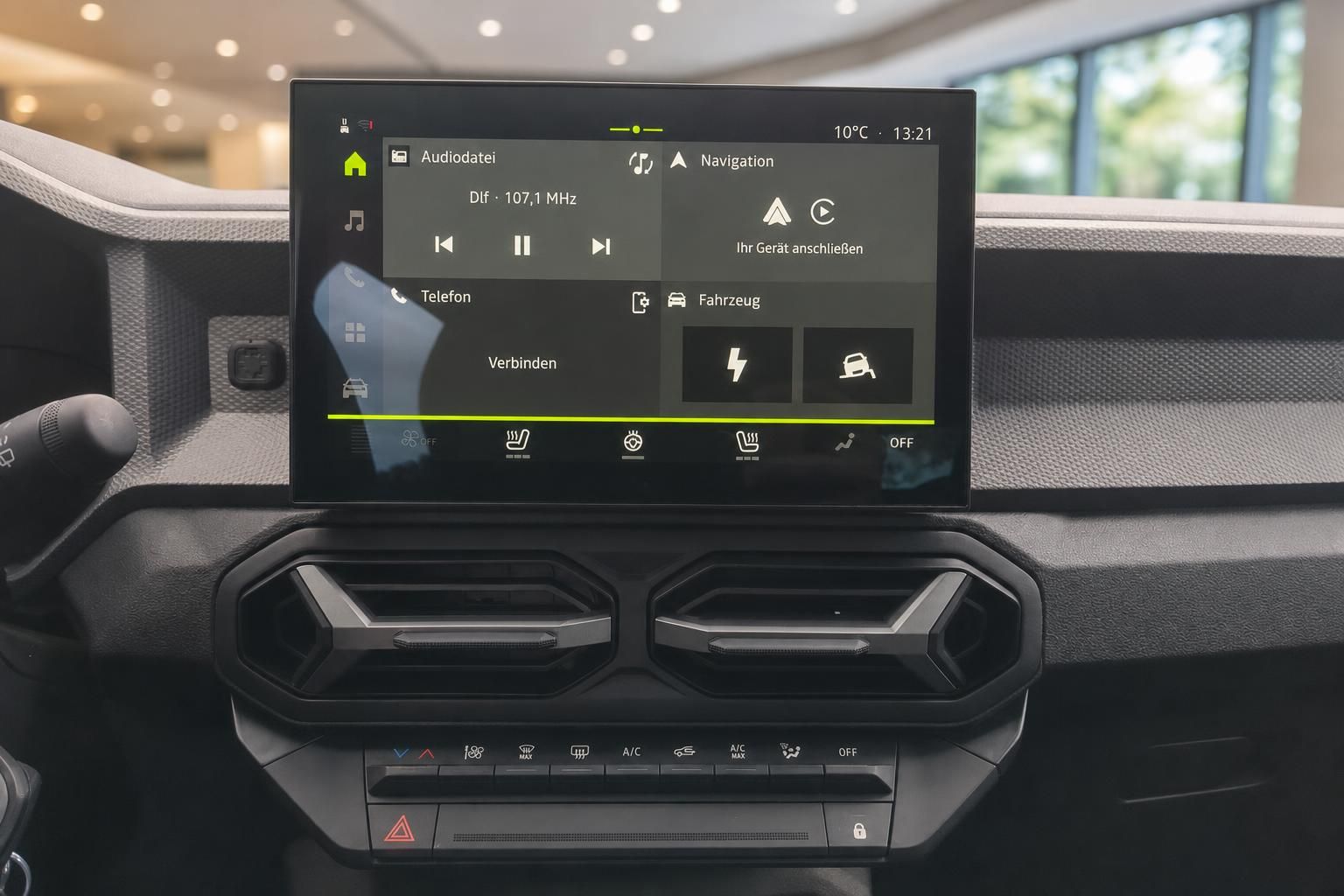 Zentrales Infotainment Display mit Navigationssystem und Klimasteuerung im Fahrzeug Dashboard