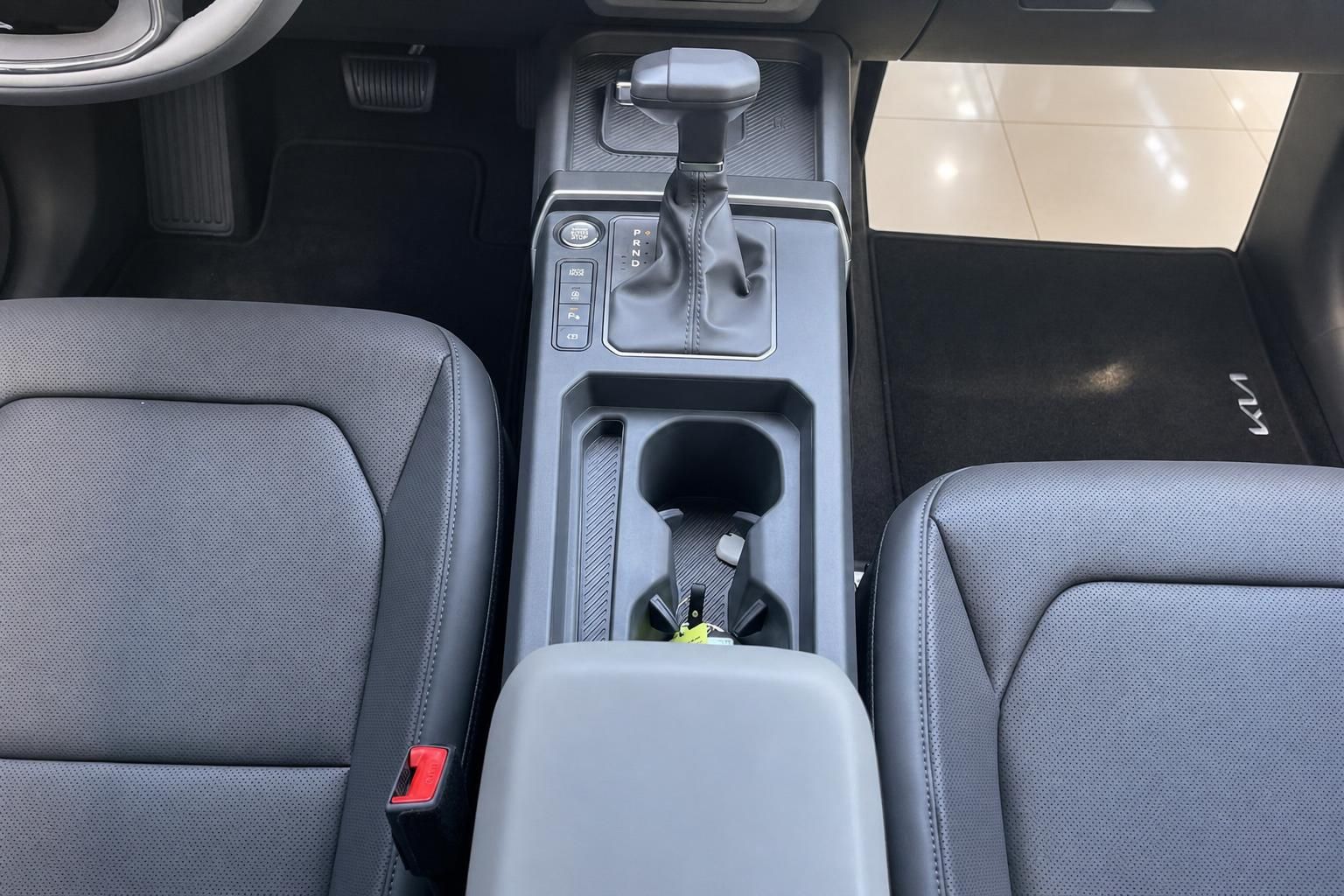 Kia Interieur Mittelkonsole mit Automatikschalthebel und Getraenkehalter