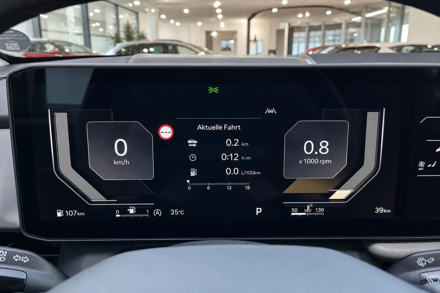 Digitales Kombiinstrument mit Fahrdaten im Kia Cockpit