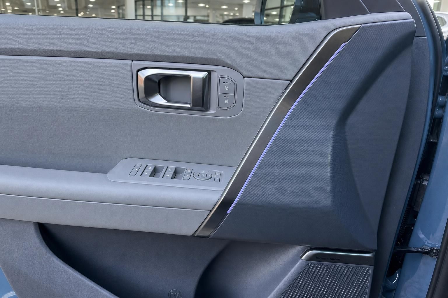 Tuerverkleidung mit Bedienelementen und Fensterheber im Kia Interieur