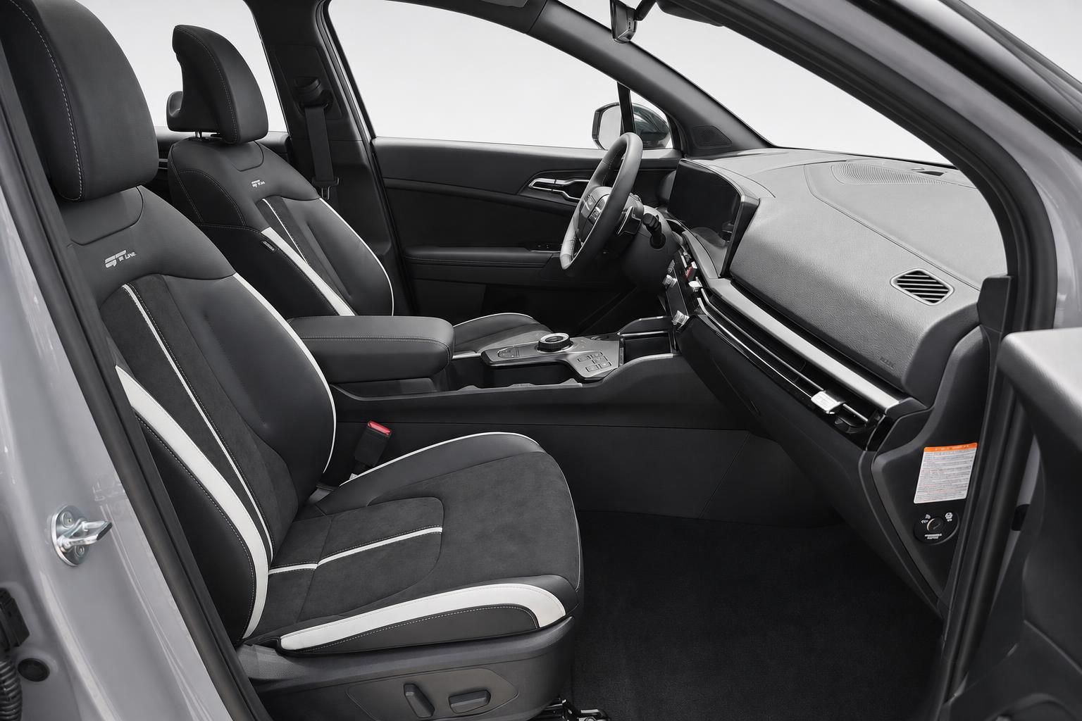 Kia Innenraum mit R-Line Sportsitzen und Armaturenbrett