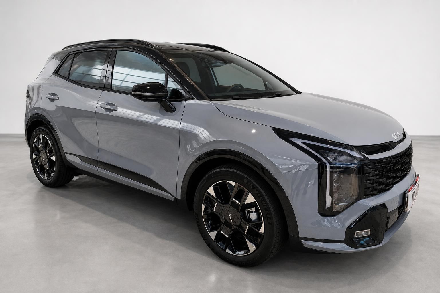 Kia Sportage in Grau, Frontansicht schräg mit sportlichen Alufelgen