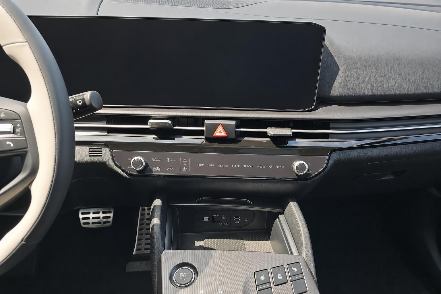 Kia Cockpit Detailansicht mit grossem Touchscreen und Bedienelementen
