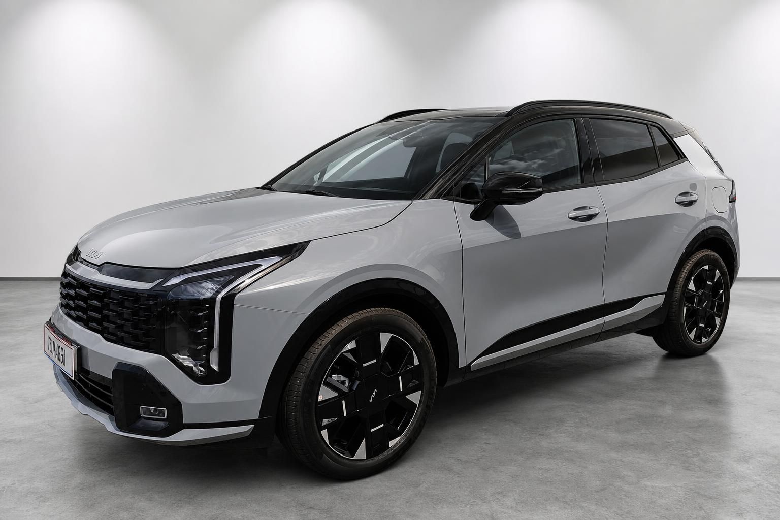 Kia Sportage silber, Frontansicht schräg mit schwarzem Dach und Felgen