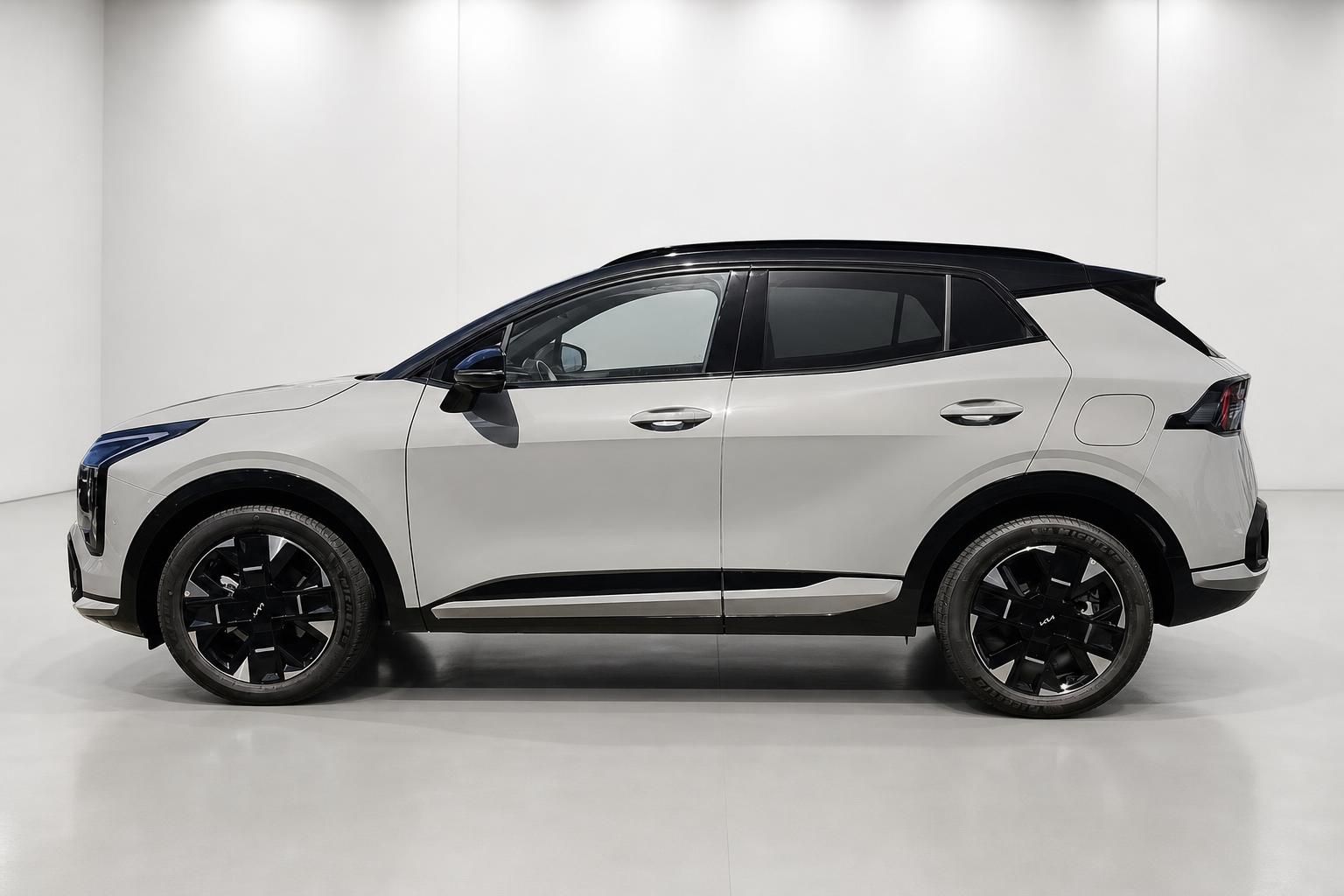 Kia Sportage weiß, Seitenansicht mit schwarzem Kontrastdach und Alufelgen