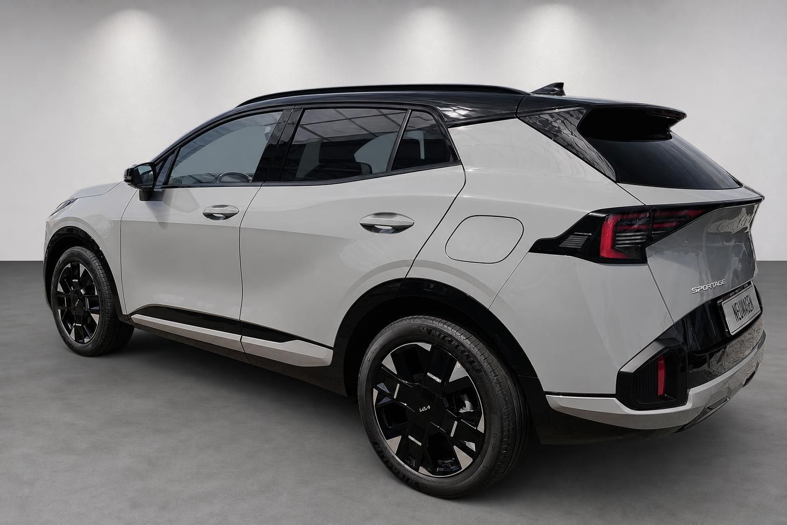 Kia Sportage in Weiß, Heckansicht mit LED-Rückleuchten und schwarzen Alufelgen
