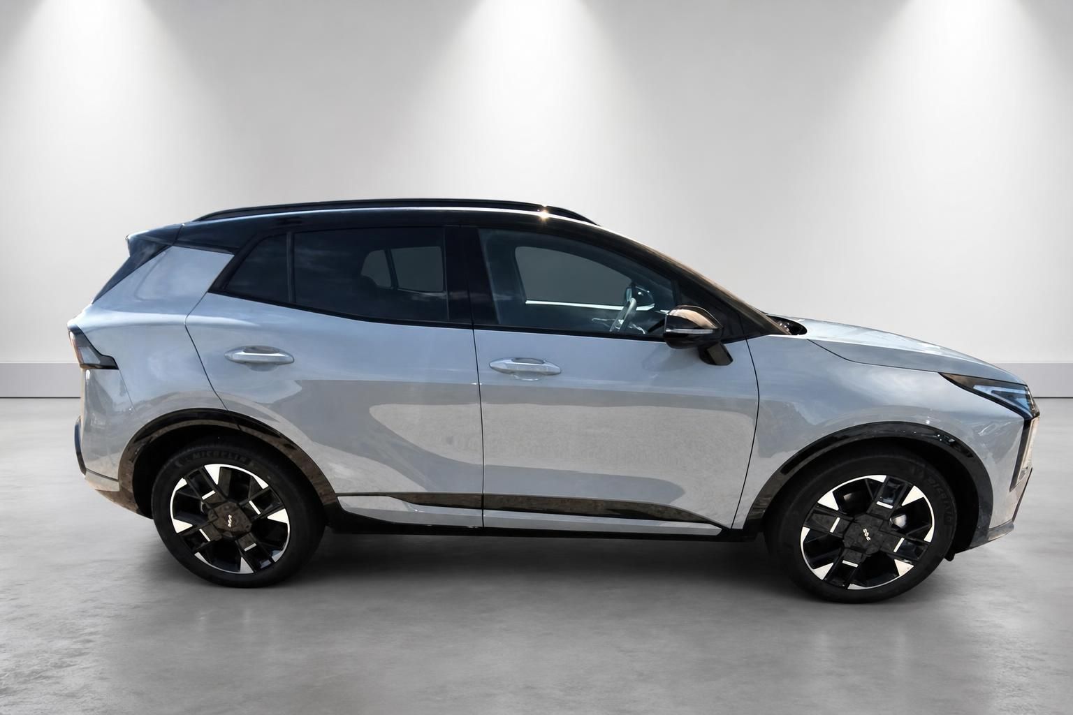 Kia Sportage Seitenansicht, silberfarbenes SUV mit schwarzem Dach