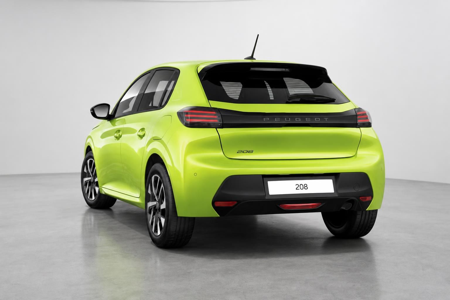 Peugeot 208 Kleinwagen in Gelbgrün – Heckansicht schräg links im Fotostudio