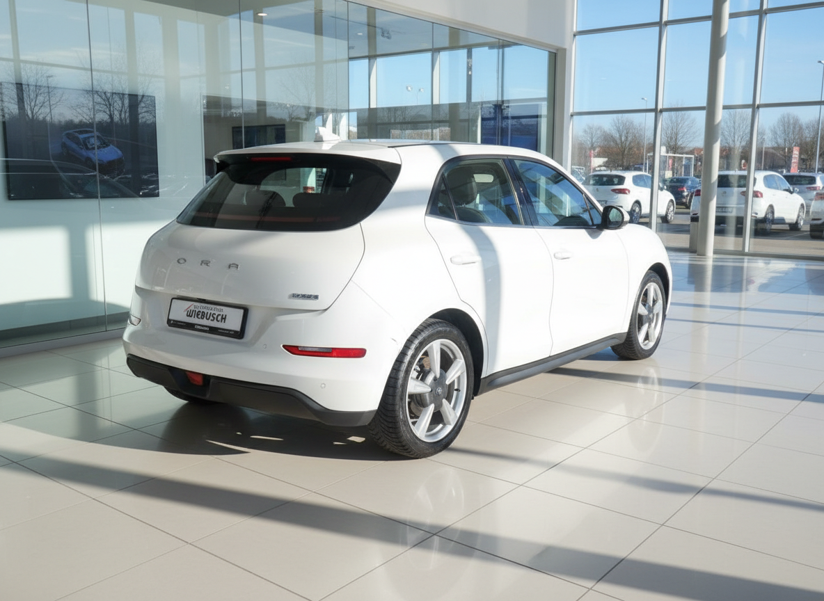 ORA Funky Cat weißer Elektro-Kleinwagen im Autohaus Wiebusch Showroom, Heckansicht