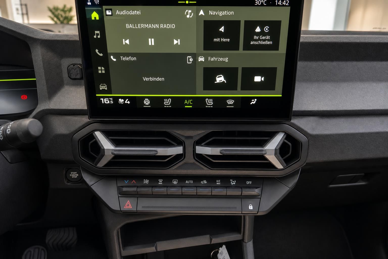 Dacia Duster Infotainment-System Touchscreen mit Navigation und Klimabedienung Innenraum