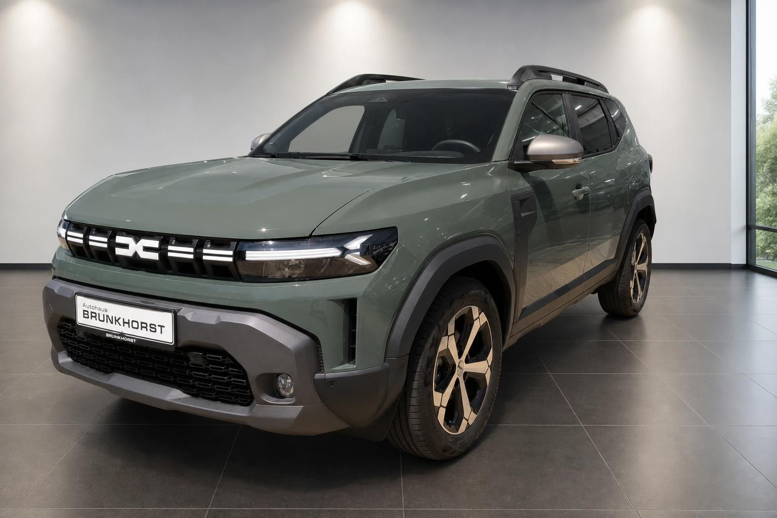 Dacia Duster grüner SUV Schrägansicht vorne links im Autohaus Brunkhorst