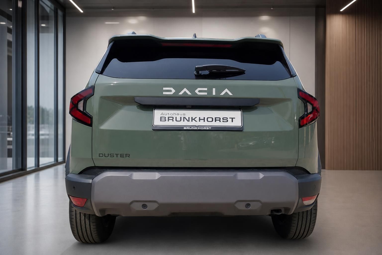 Dacia Duster SUV grün Heckansicht im Showroom Autohaus Brunkhorst