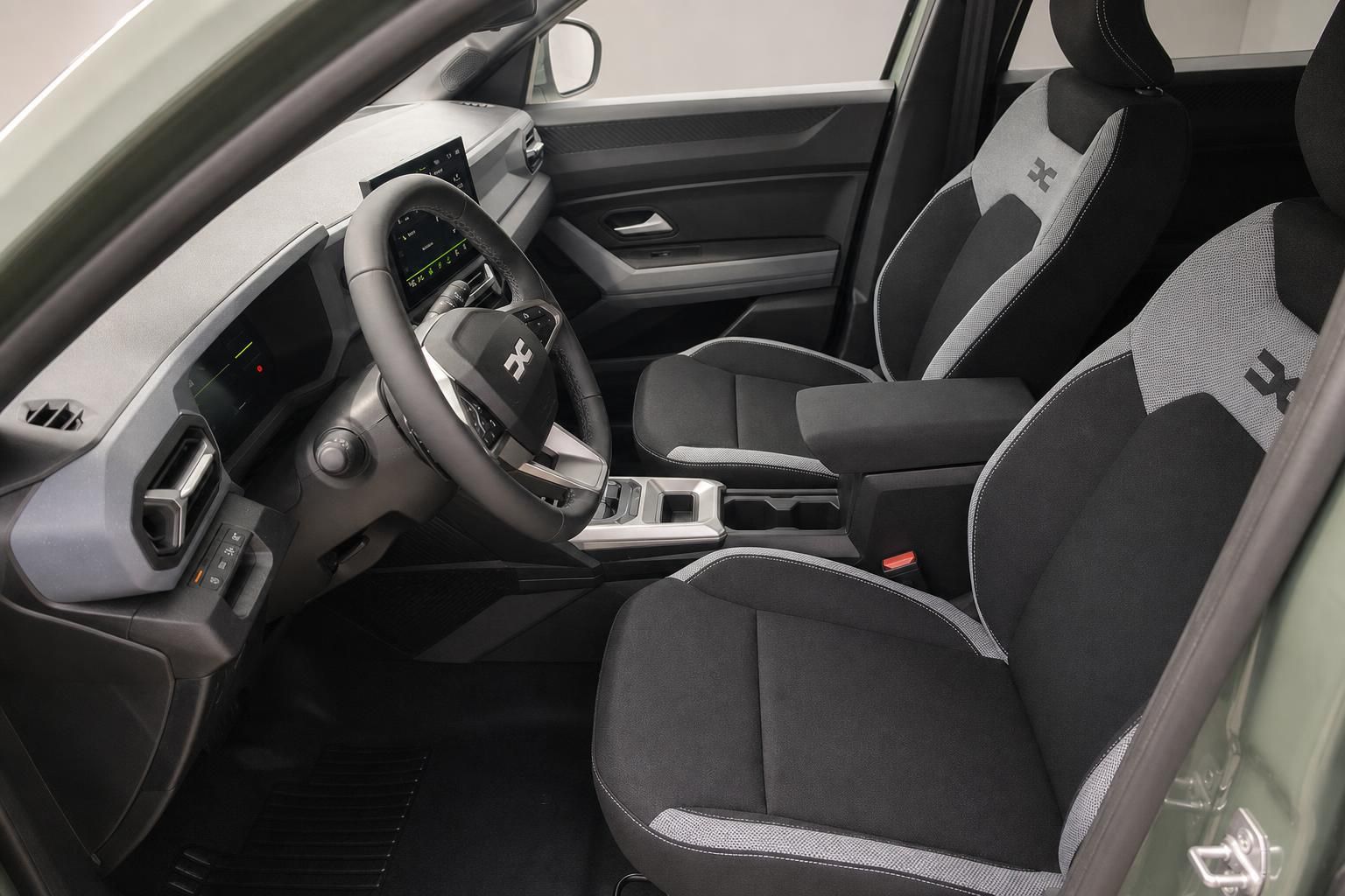 Dacia Duster Innenraum Vordersitze schwarz-grau mit Mittelkonsole
