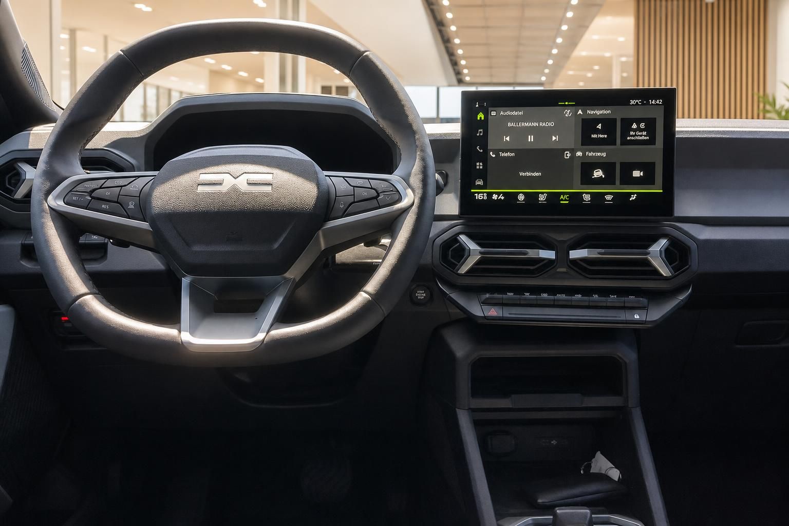 Dacia Duster Innenraum Cockpit mit Lenkrad und Touchscreen-Infotainment