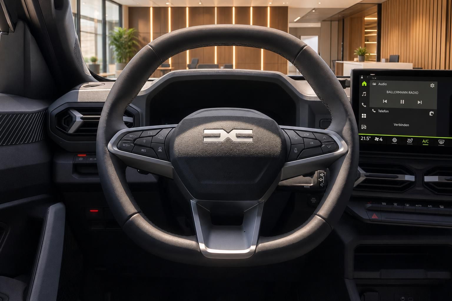 Dacia Duster Lenkrad mit Logo Multifunktionstasten und Touchscreen Infotainment Innenraum