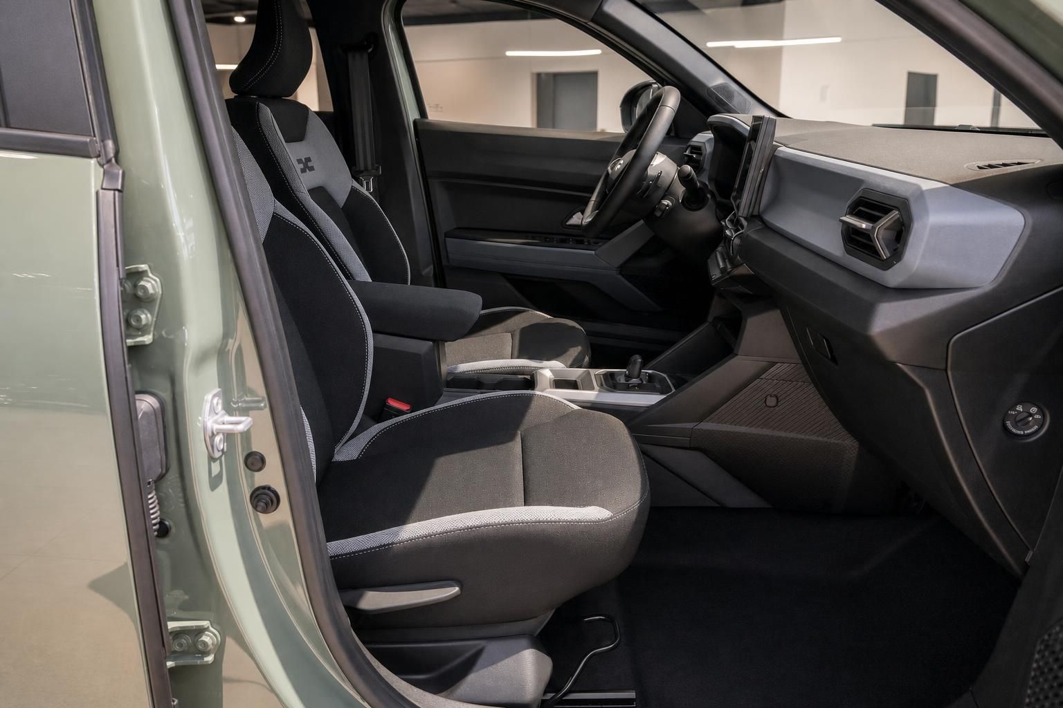 Dacia Duster Fahrersitz Vordersitze Innenraum grün Stoff mit Lenkrad und Mittelkonsole