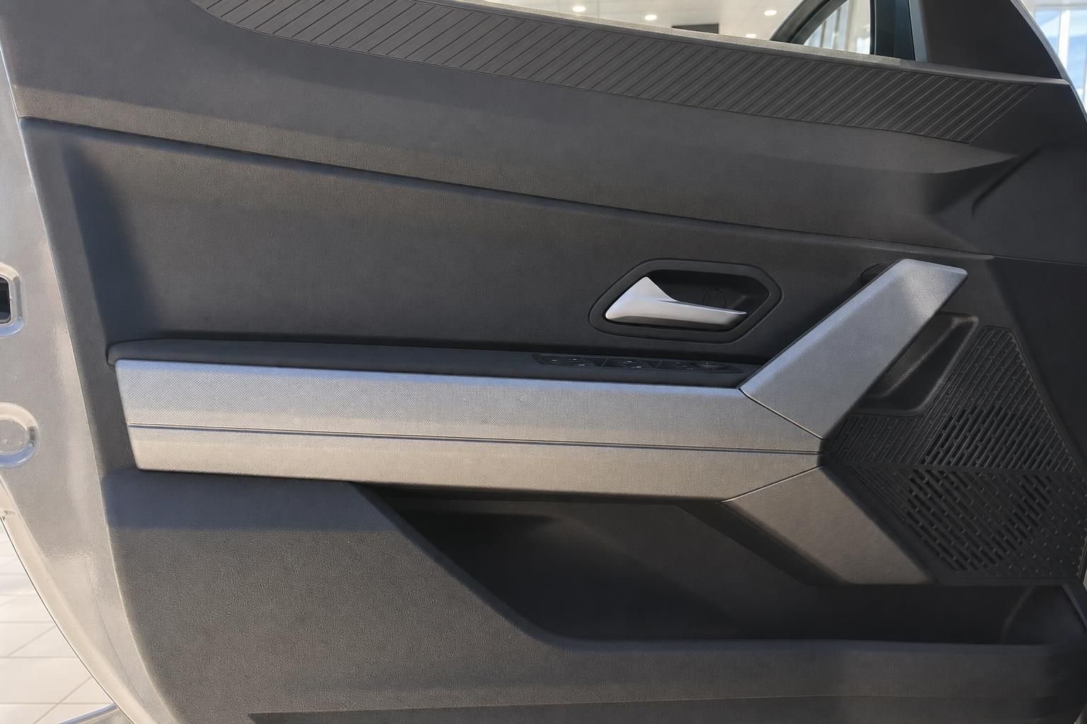 Fahrzeugtürverkleidung innen mit modernem Design, Türgriff und Stoffeinsätzen in grauer Ausführung