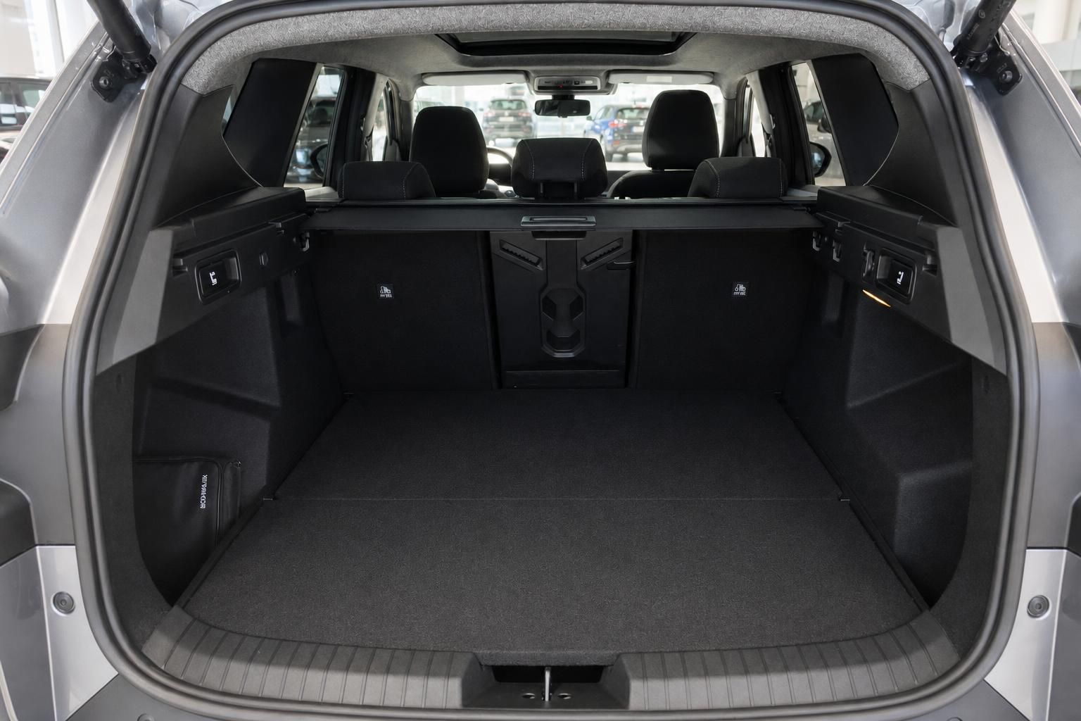 Kofferraum eines SUV mit schwarzer Innenausstattung und großem Ladevolumen