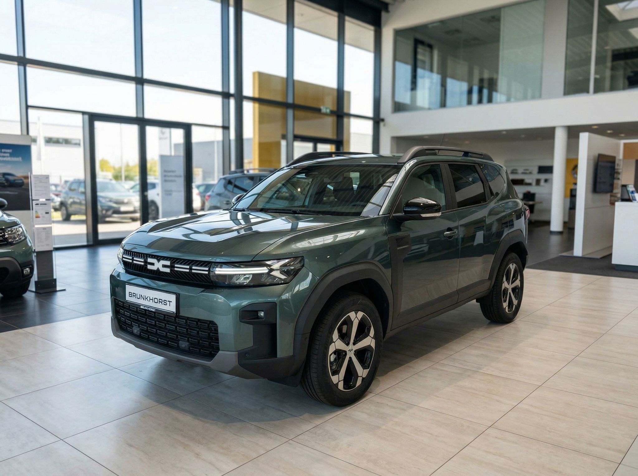 Dacia SUV in grün im Autohaus Showroom - Seitenansicht des modernen Fahrzeugs