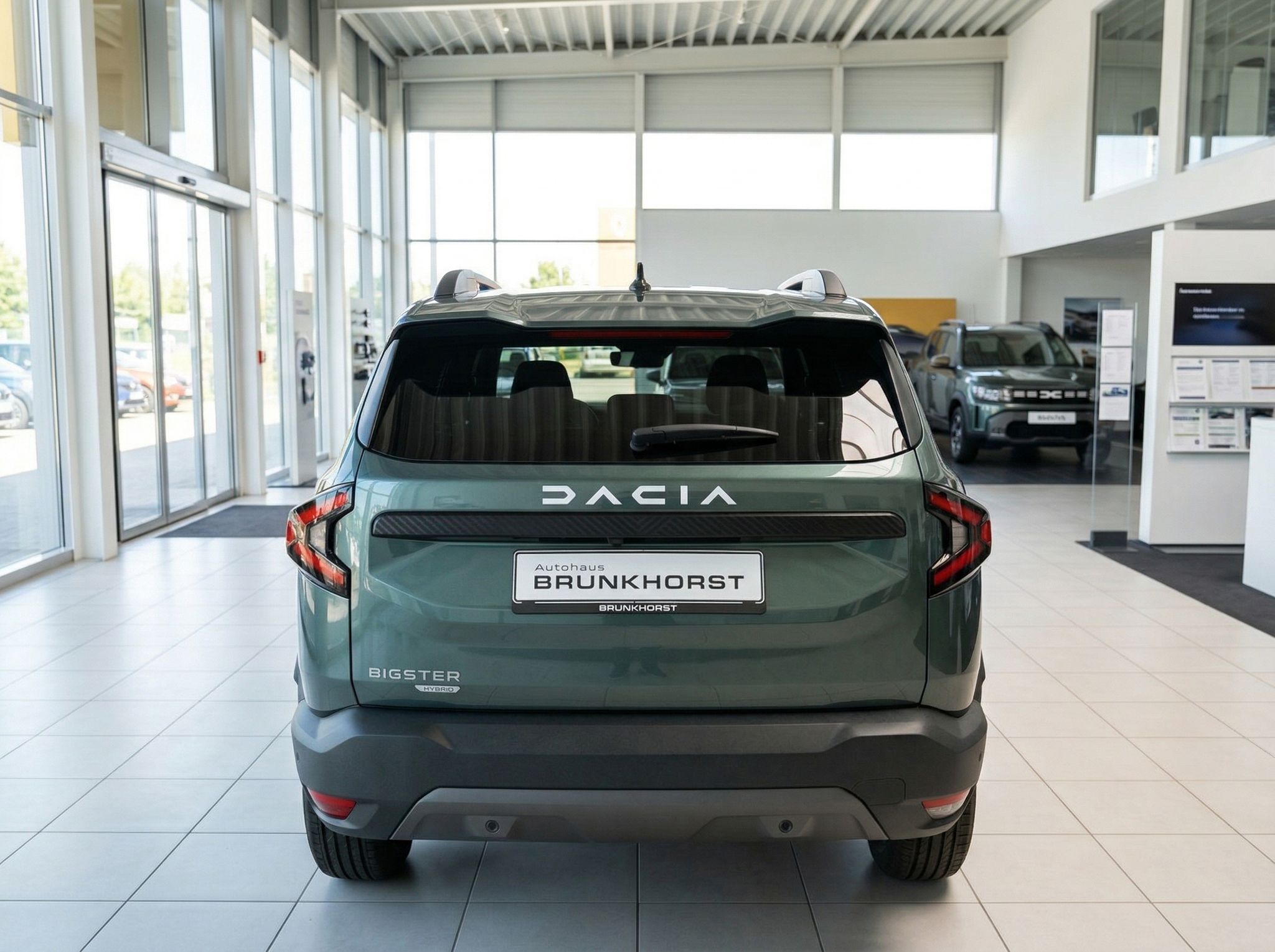Dacia Bigster Heckansicht in grün im Autohaus - Rückseite mit Markenlogo und Kennzeichenhalter