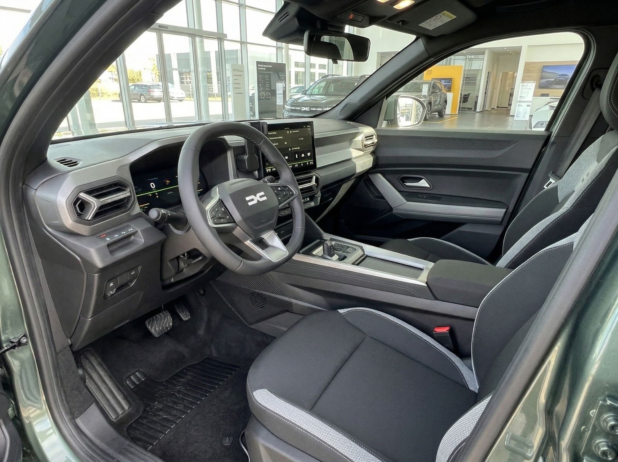 Dacia Innenraum schwarz-grau mit modernem Cockpit - Fahrersitz und Armaturenbrett Detailansicht