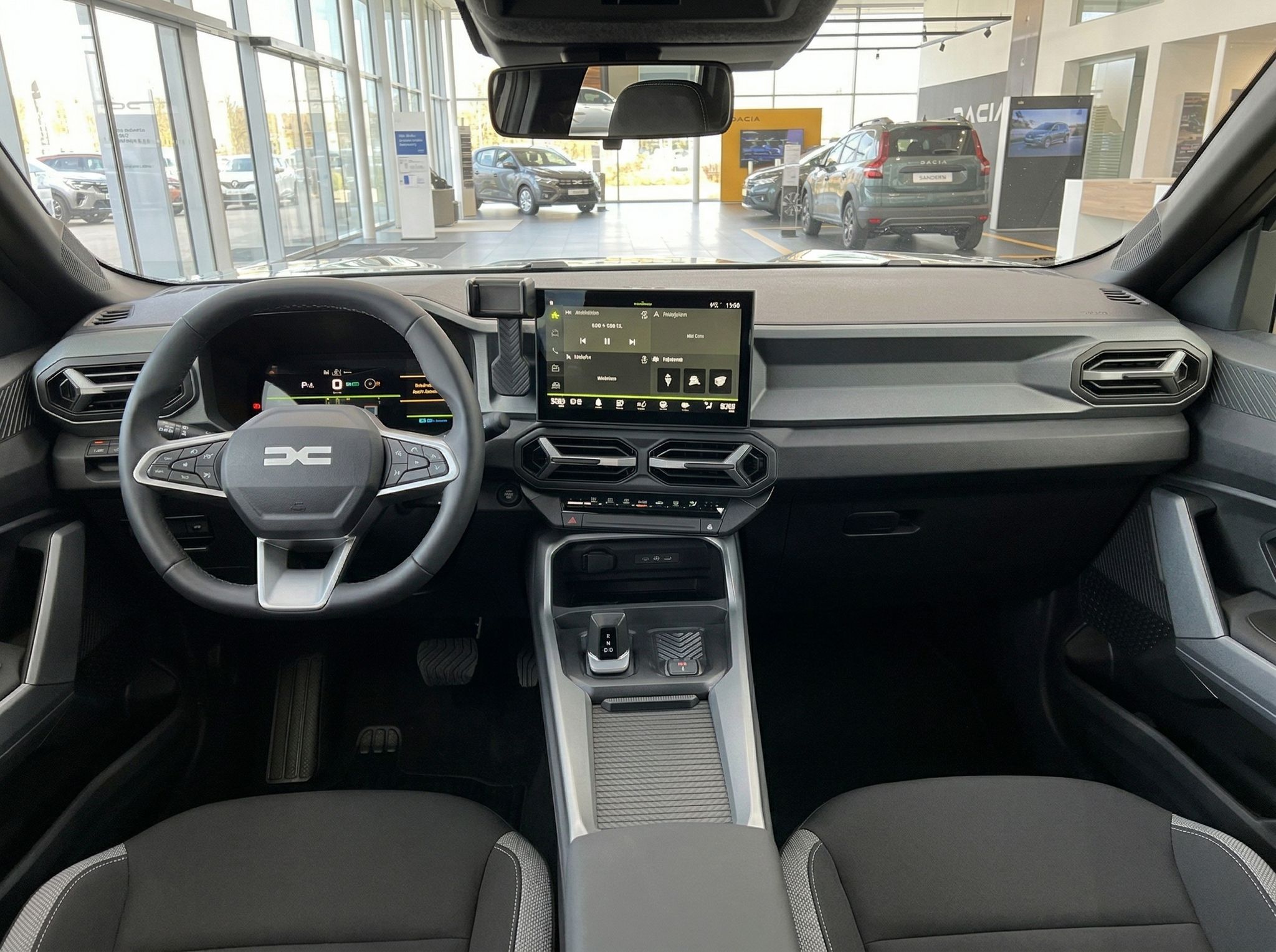 Fahrzeug Innenraum mit Lenkrad, Armaturenbrett und Touchscreen Display im Autohaus