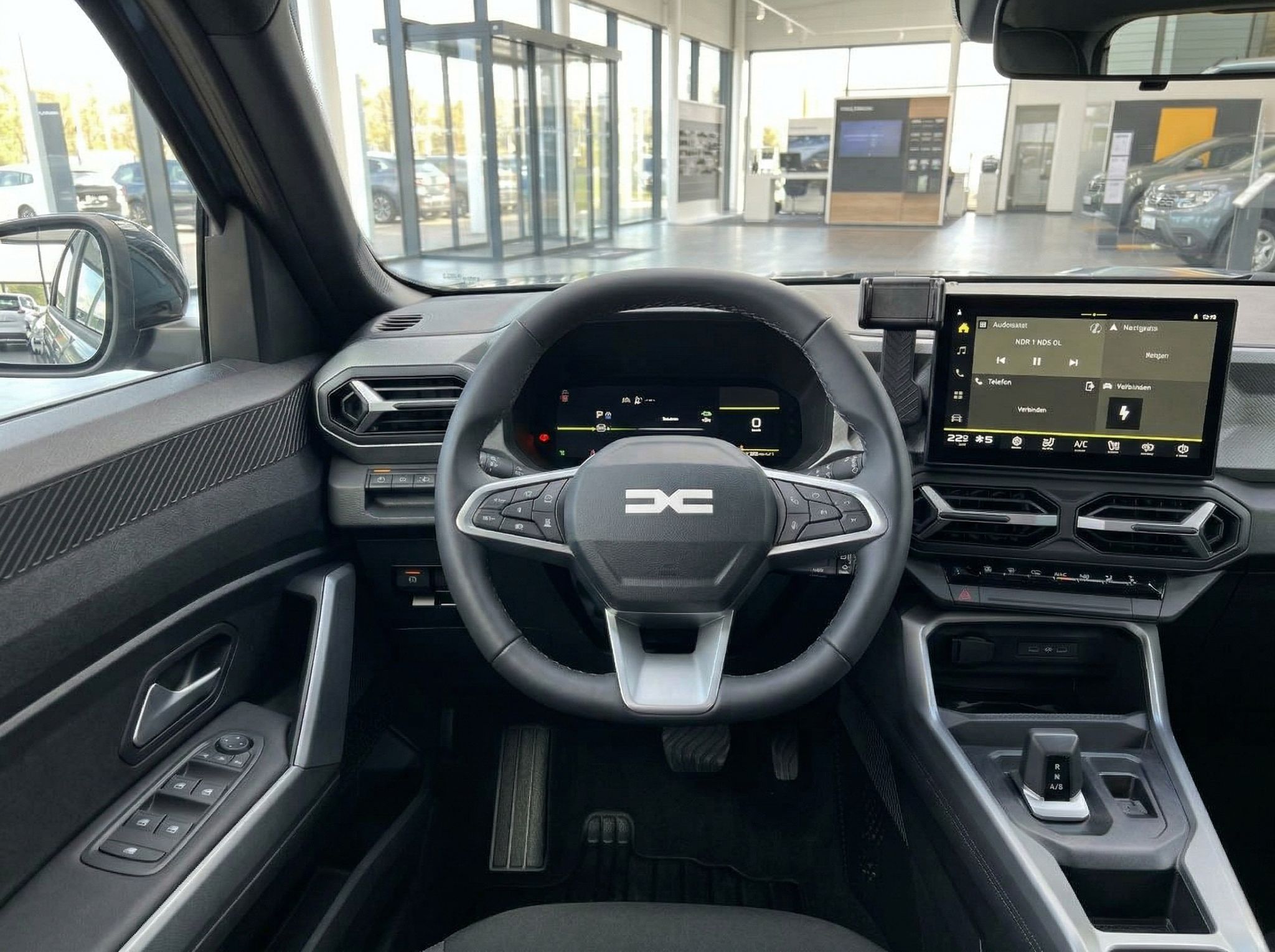 Auto Cockpit mit digitalem Tacho, Lenkrad und Infotainment-System im Fahrzeuginnenraum