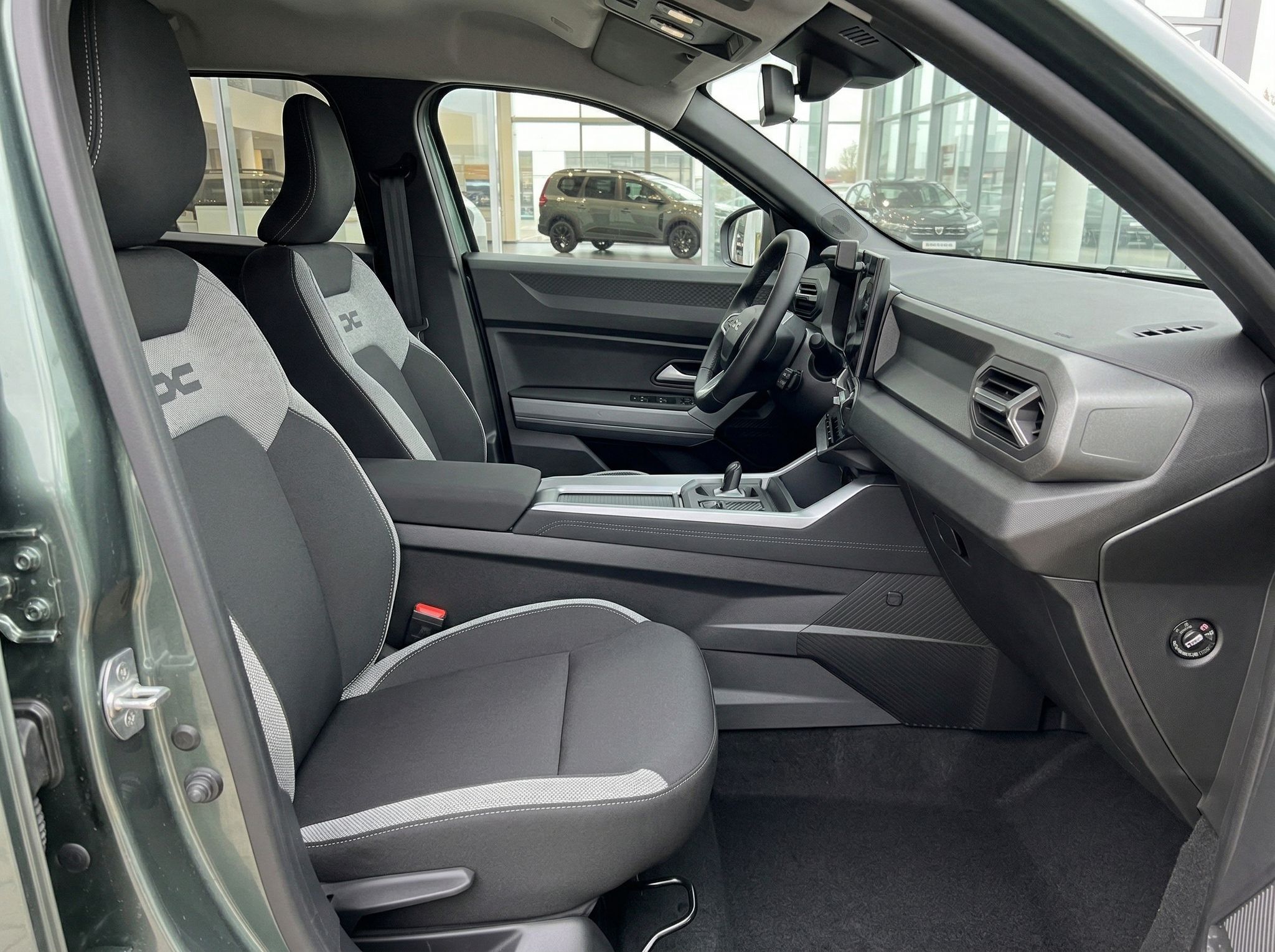 Fahrzeuginnenraum mit Fahrer- und Beifahrersitz, Mittelkonsole und Schaltknauf