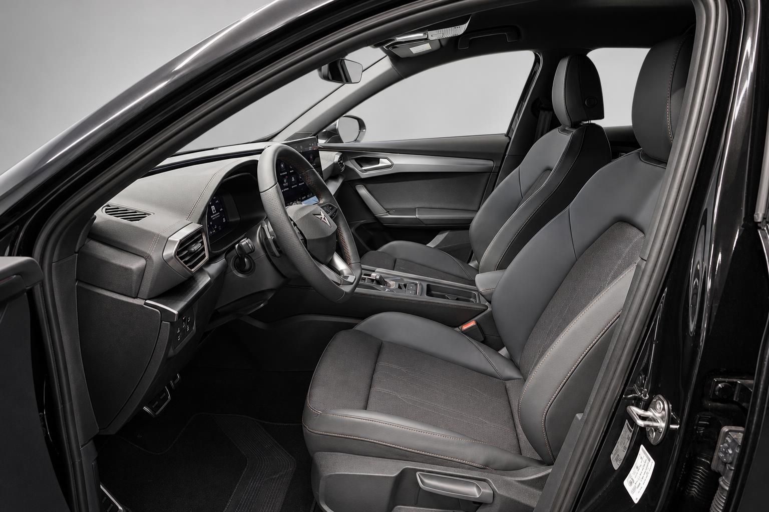 Cupra Fahrersitz und Cockpit von der Fahrertuer aus gesehen