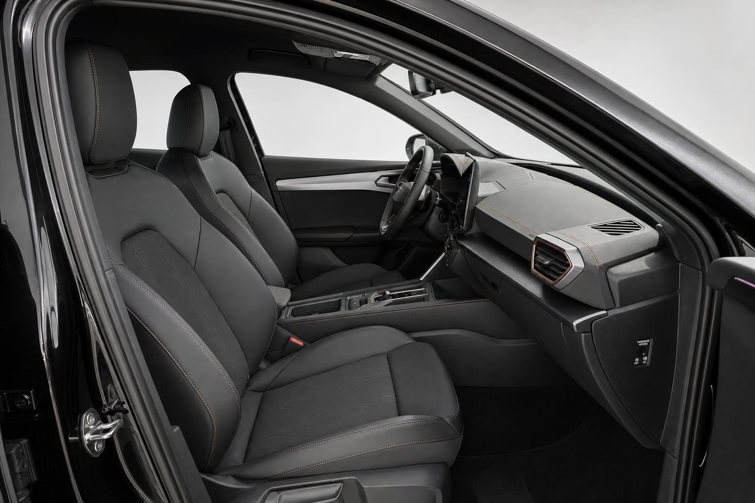 Cupra Innenraum mit schwarzen Sportsitzen und Cockpit, Vorderansicht