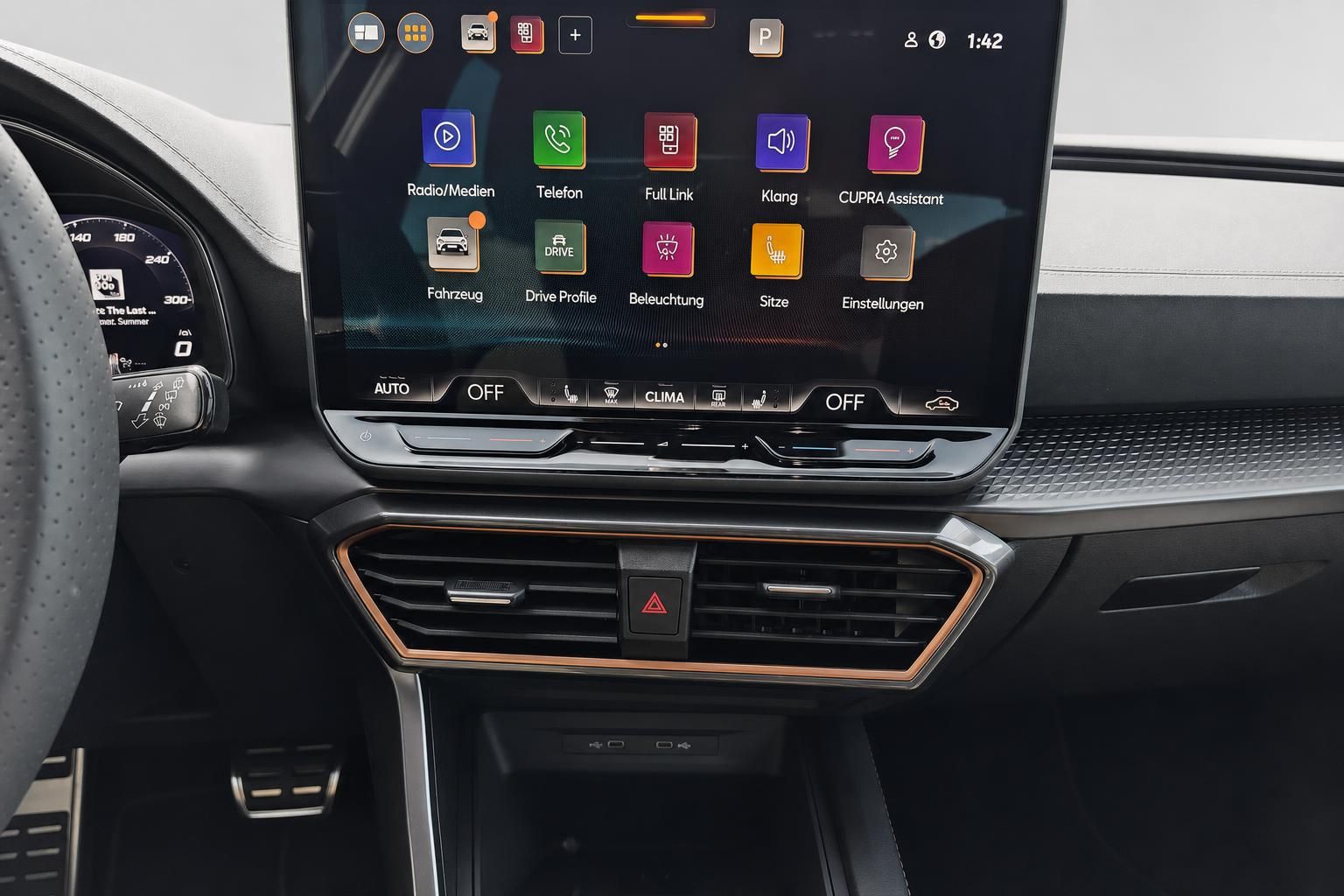 Cupra Touchscreen Infotainment-System mit Menue im Nahaufnahme