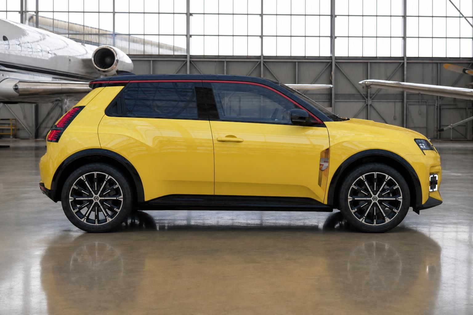Renault 5 gelb Seitenansicht links mit schwarzen Felgen in Hangar