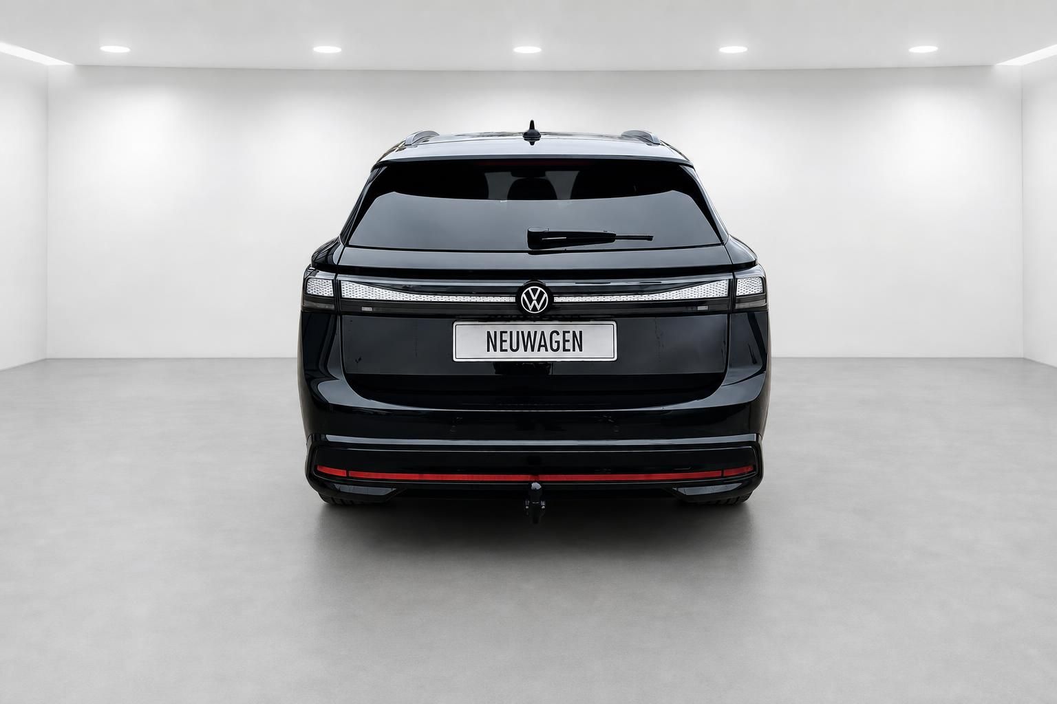 VW ID.7 Tourer schwarz Heckansicht frontal im Showroom