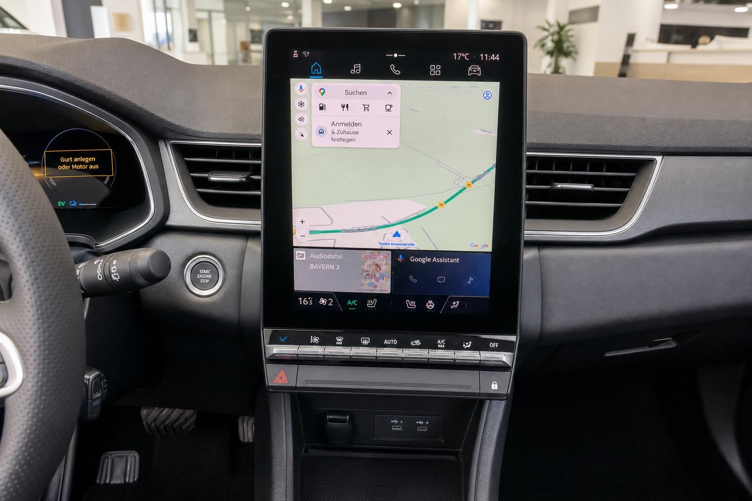 Renault Touchscreen-Infotainmentsystem mit Google Android Auto und Navigationskarte im Innenraum