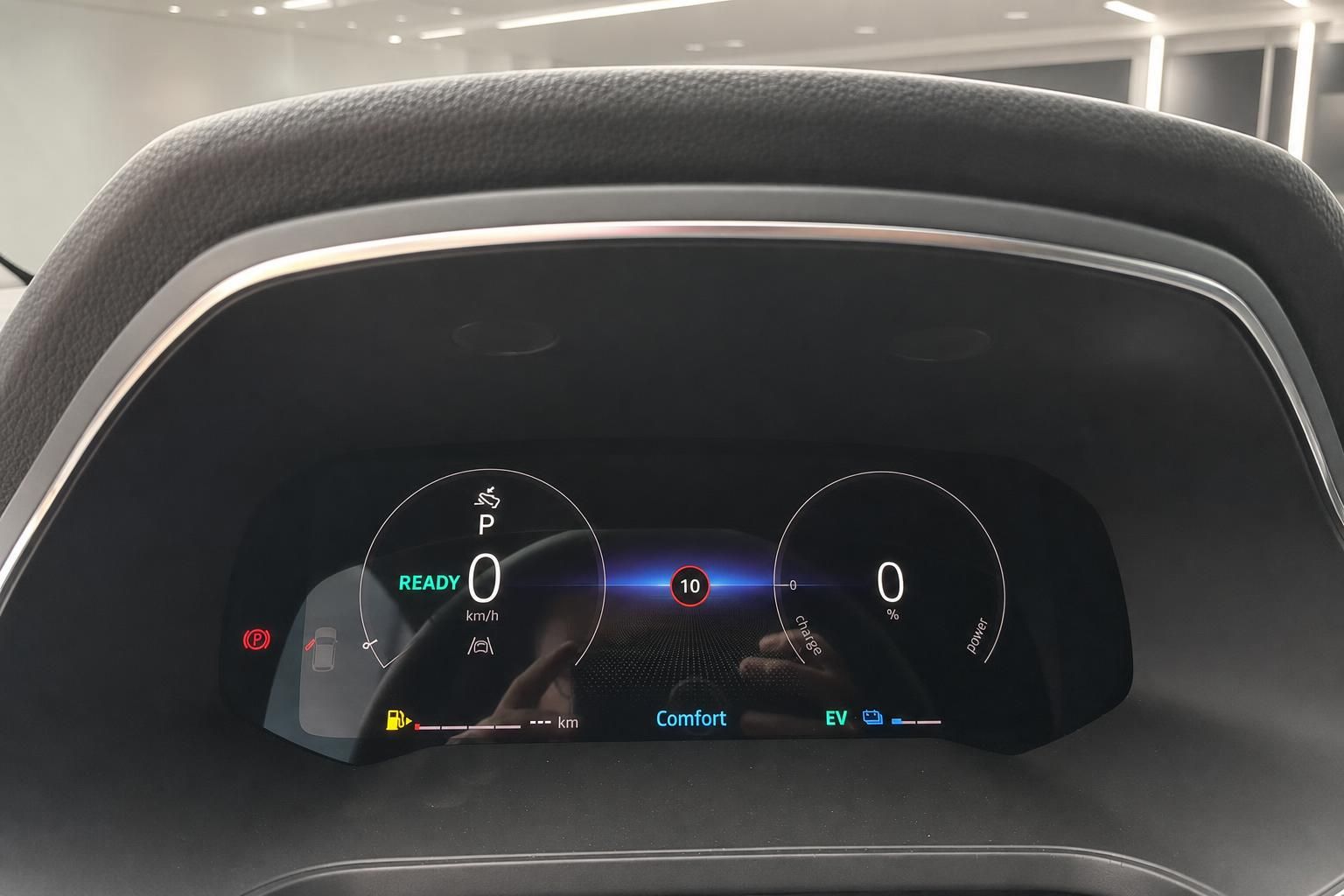 Renault digitales Kombiinstrument mit Tacho, Ladeanzeige und EV-Modus im Fahrzeug-Cockpit