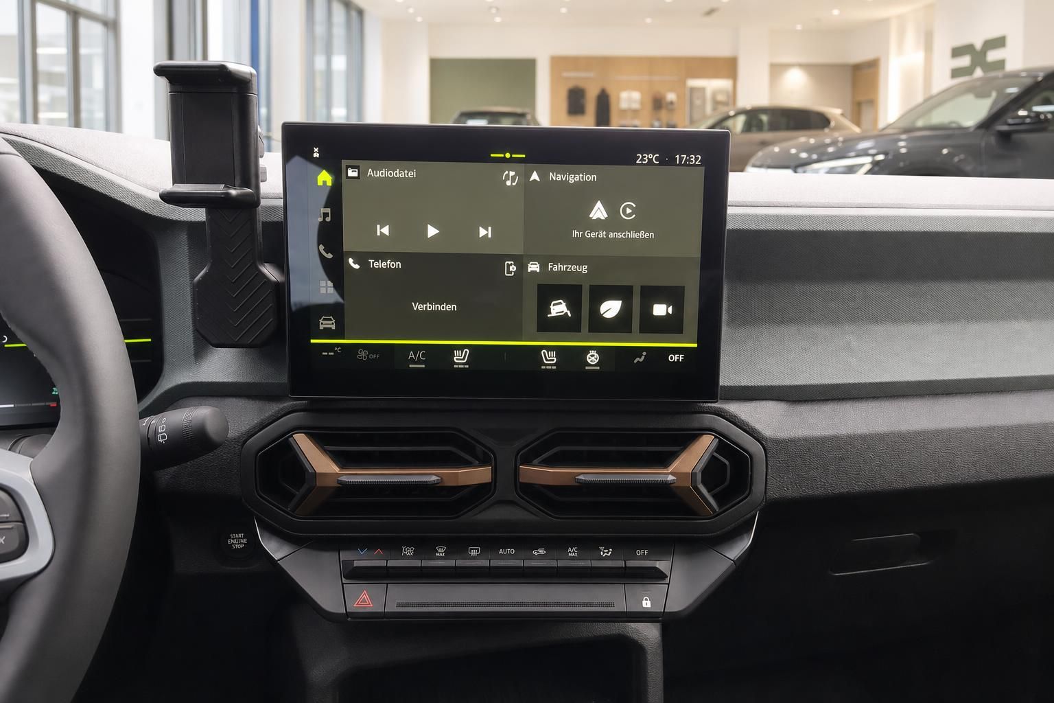 Infotainment-Touchscreen im Fahrzeug mit Navigation und Klimasteuerung