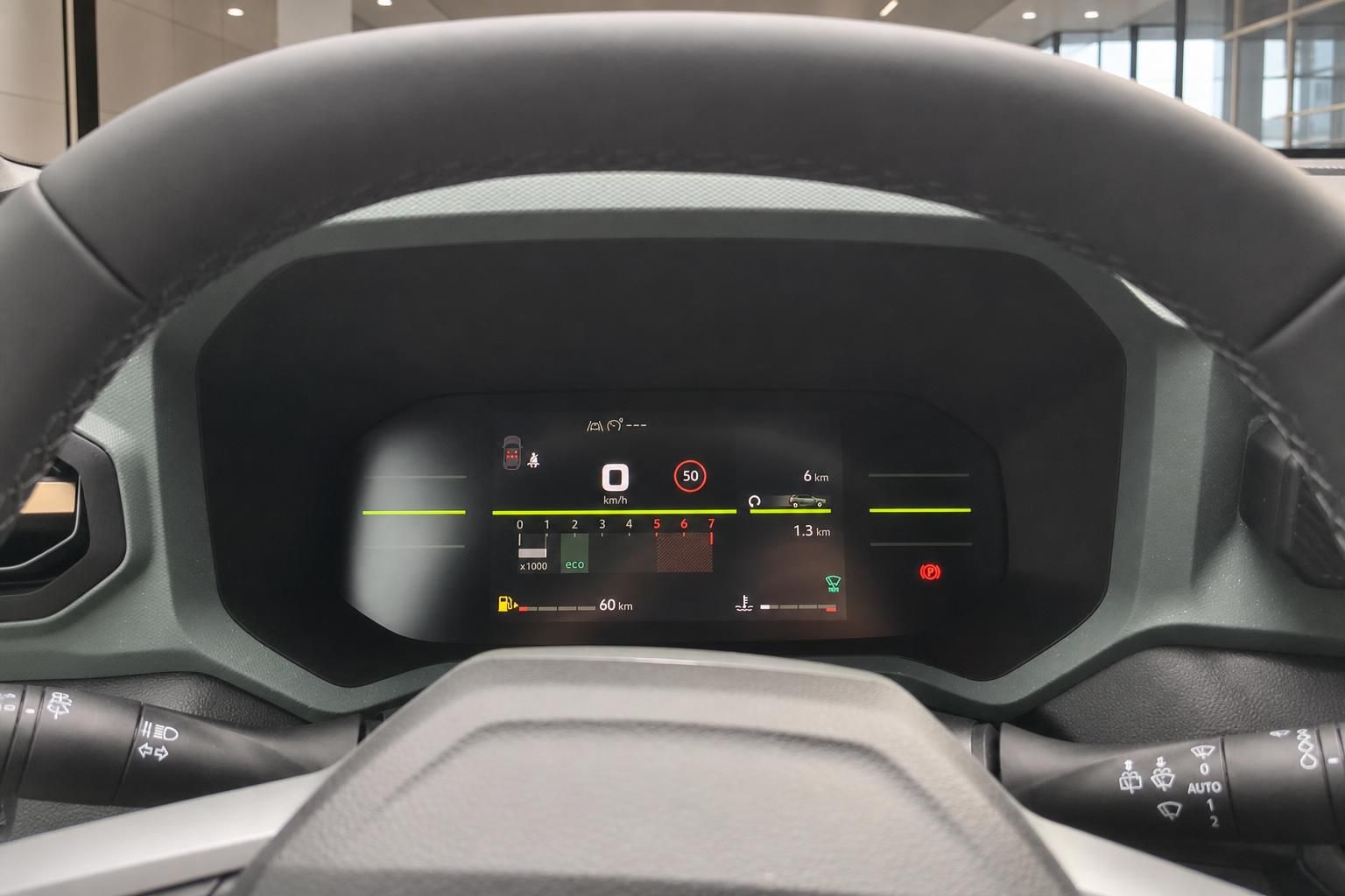 Digitales Kombiinstrument mit Tacho und Lenkrad im Fahrzeuginnenraum
