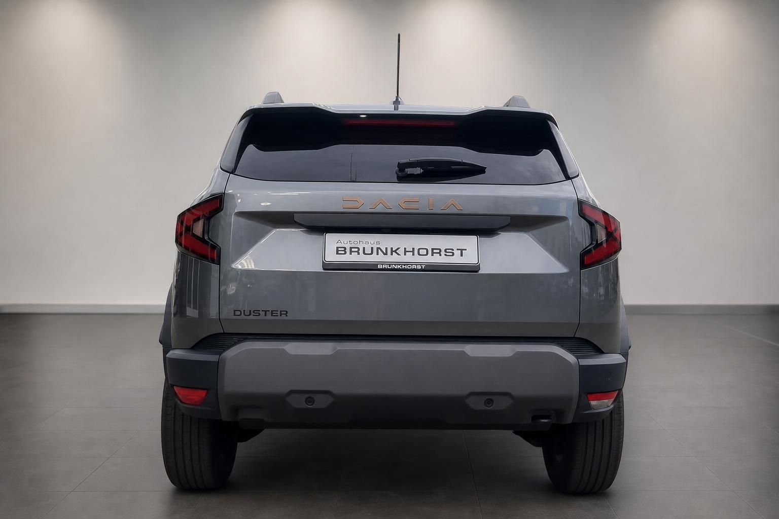 Dacia Duster Heckansicht grau mit Rückleuchten im Autohaus Brunkhorst