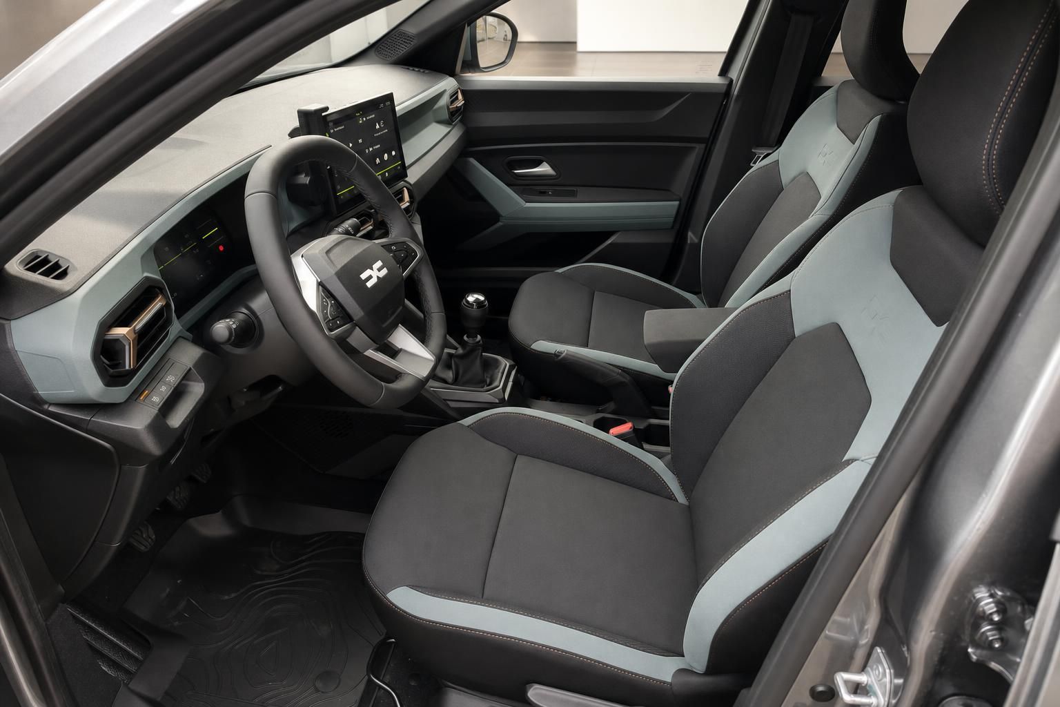 Dacia Duster Innenraum Vordersitze und Cockpit Detailansicht