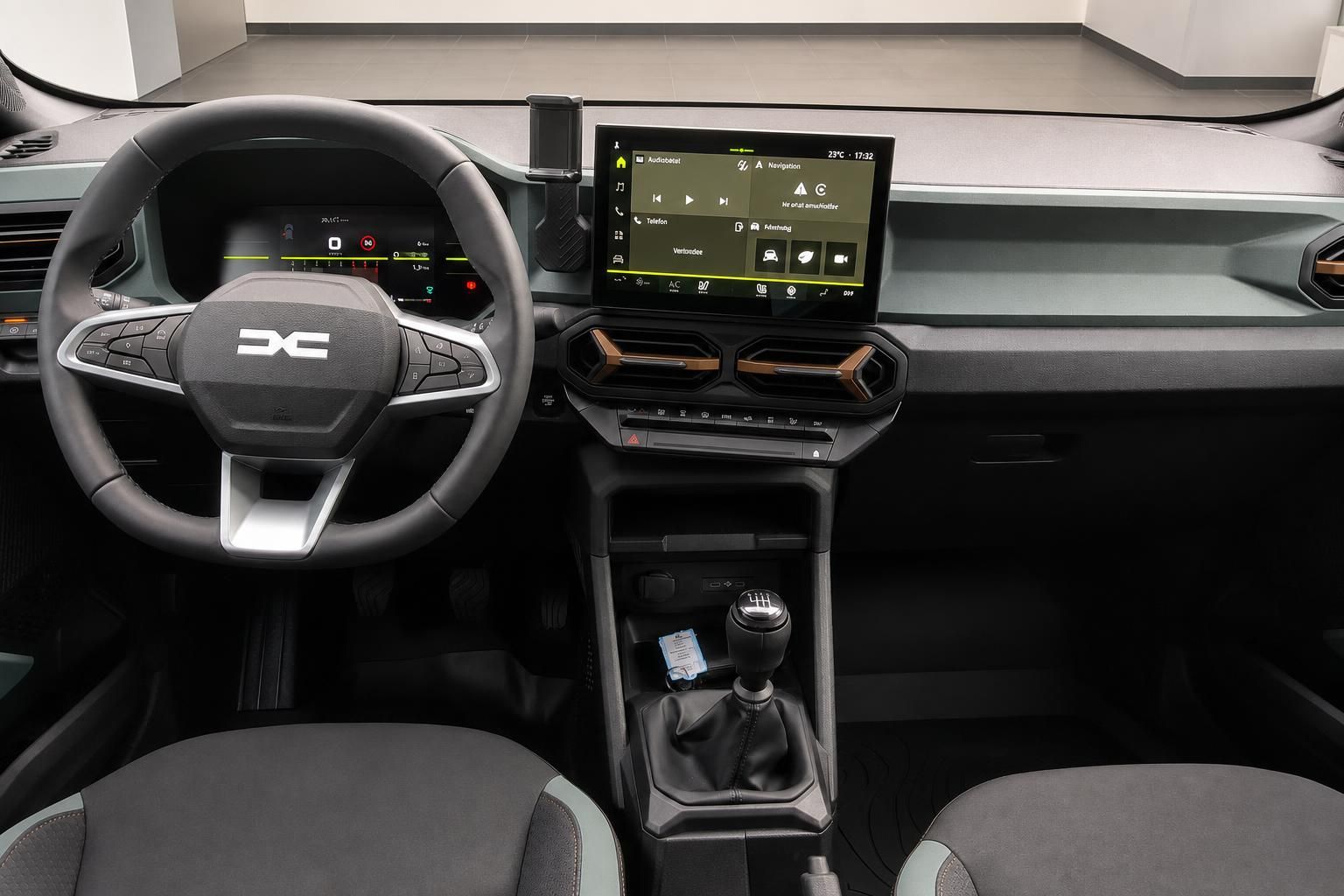 Dacia Duster Cockpit mit Lenkrad und Infotainment-Display im Detail