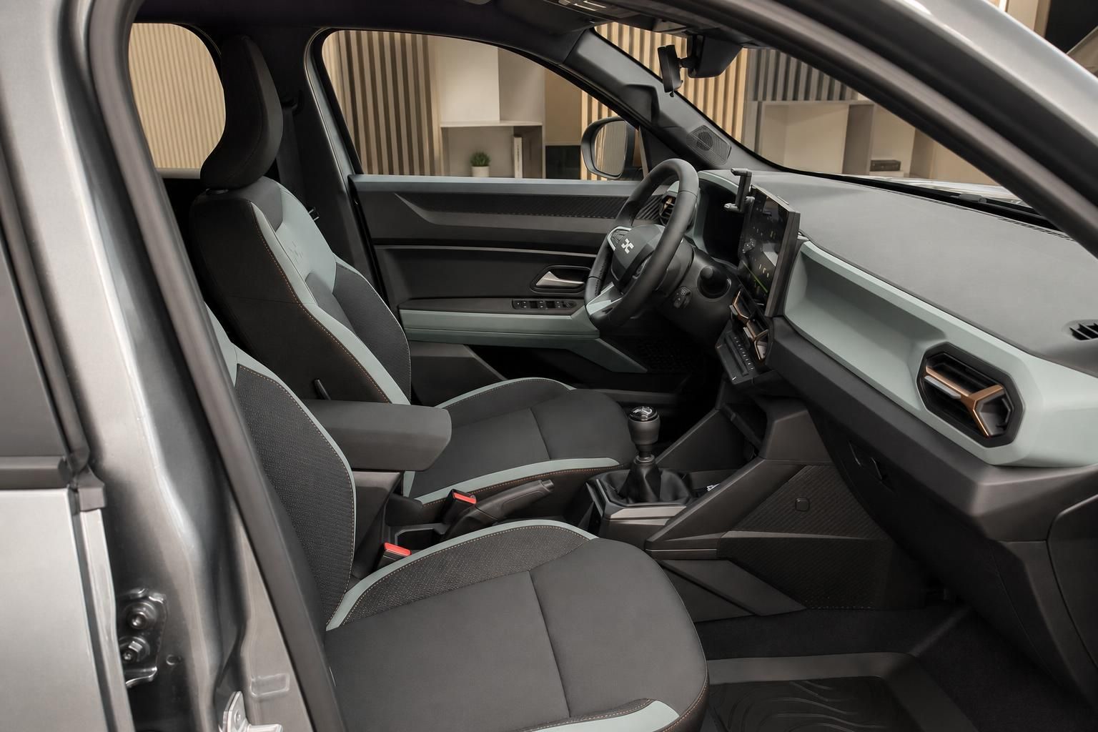 Vordersitze und Cockpit im Innenraum des Fahrzeugs
