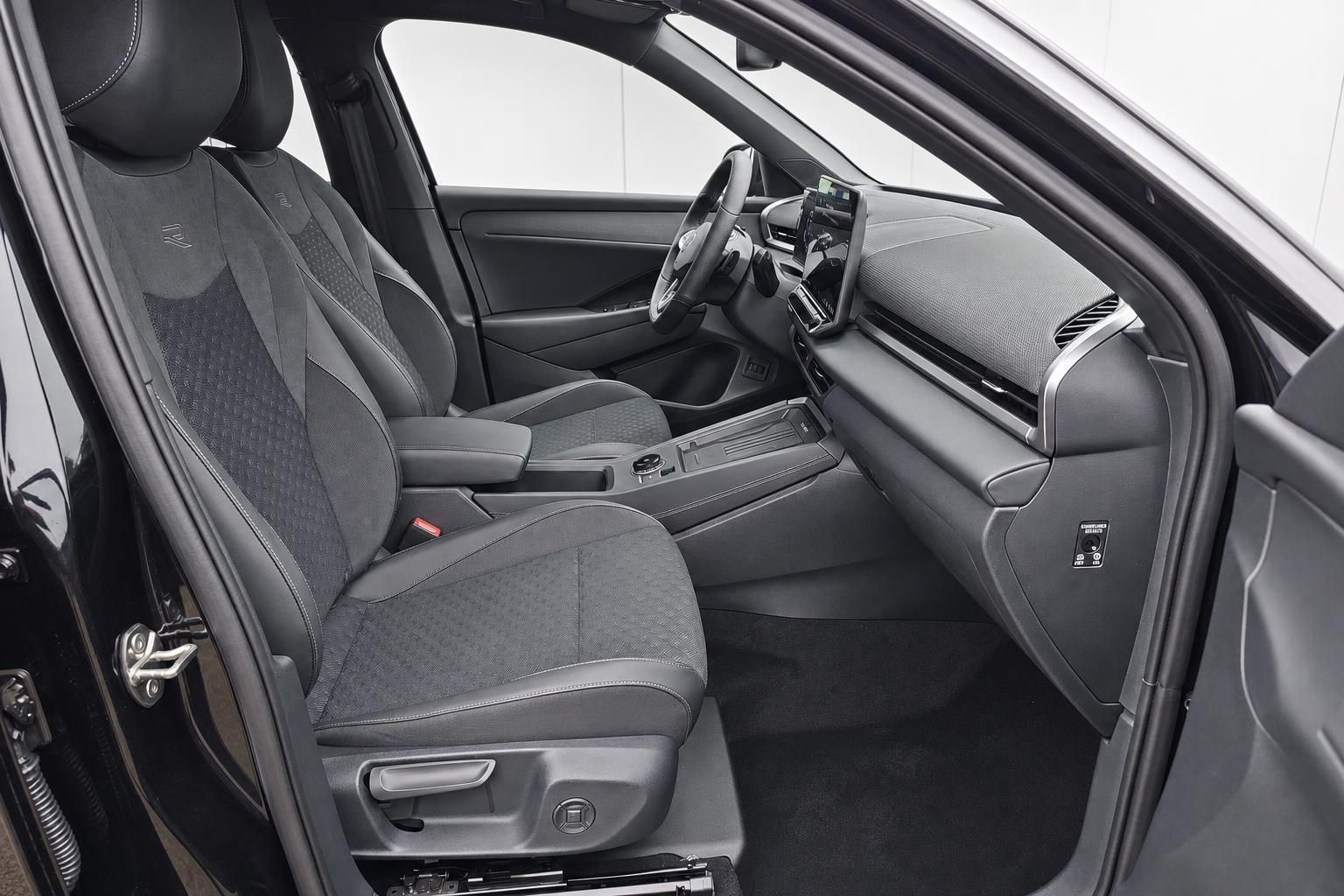 VW ID.5 GTX Innenraum Vordersitze und Cockpit Detail